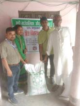 गढी गाउपालिकाकाे अध्यक्ष, उपाध्यक्ष र प्रमुख प्रशासकीय अधिकृत ज्युले किसानहरुलाइ धानको बिउ सहुलियत दरमा वितरण गरेका तस्विरहरु।